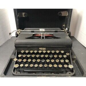 Antique Royal Typewriter In Black Carry Case  Older Model